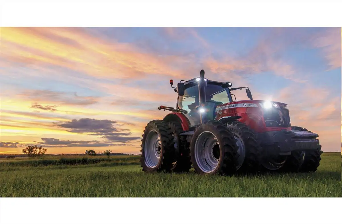 Trator Massey Ferguson 8735 S ao pôr do sol