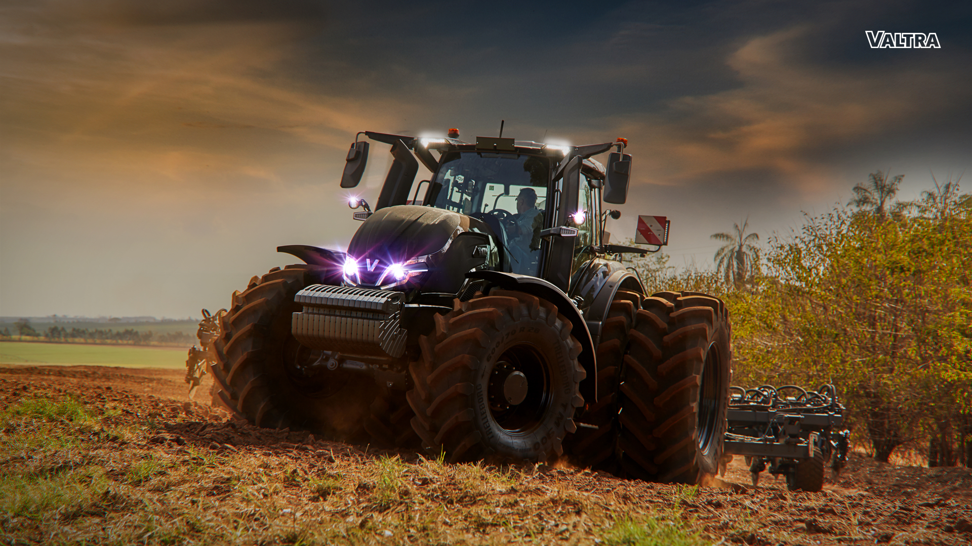 Trator Valtra série Q em operação no campo