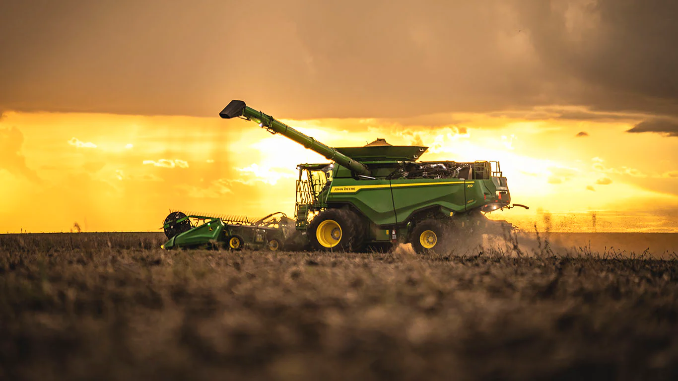 Colheitadeira John Deere ao pôr do sol
