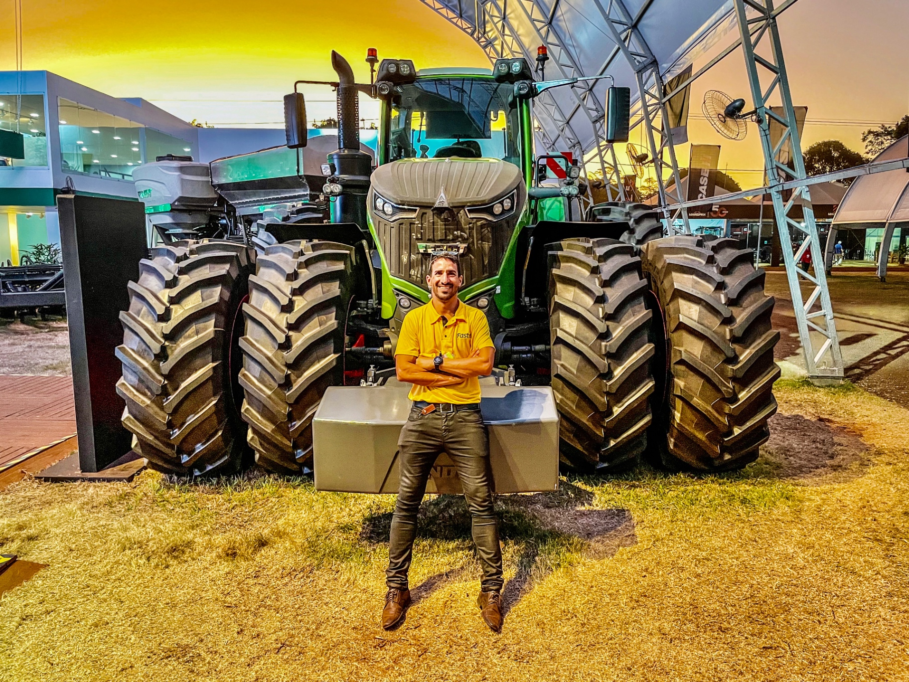 Trator Fendt de grande porte em exposição