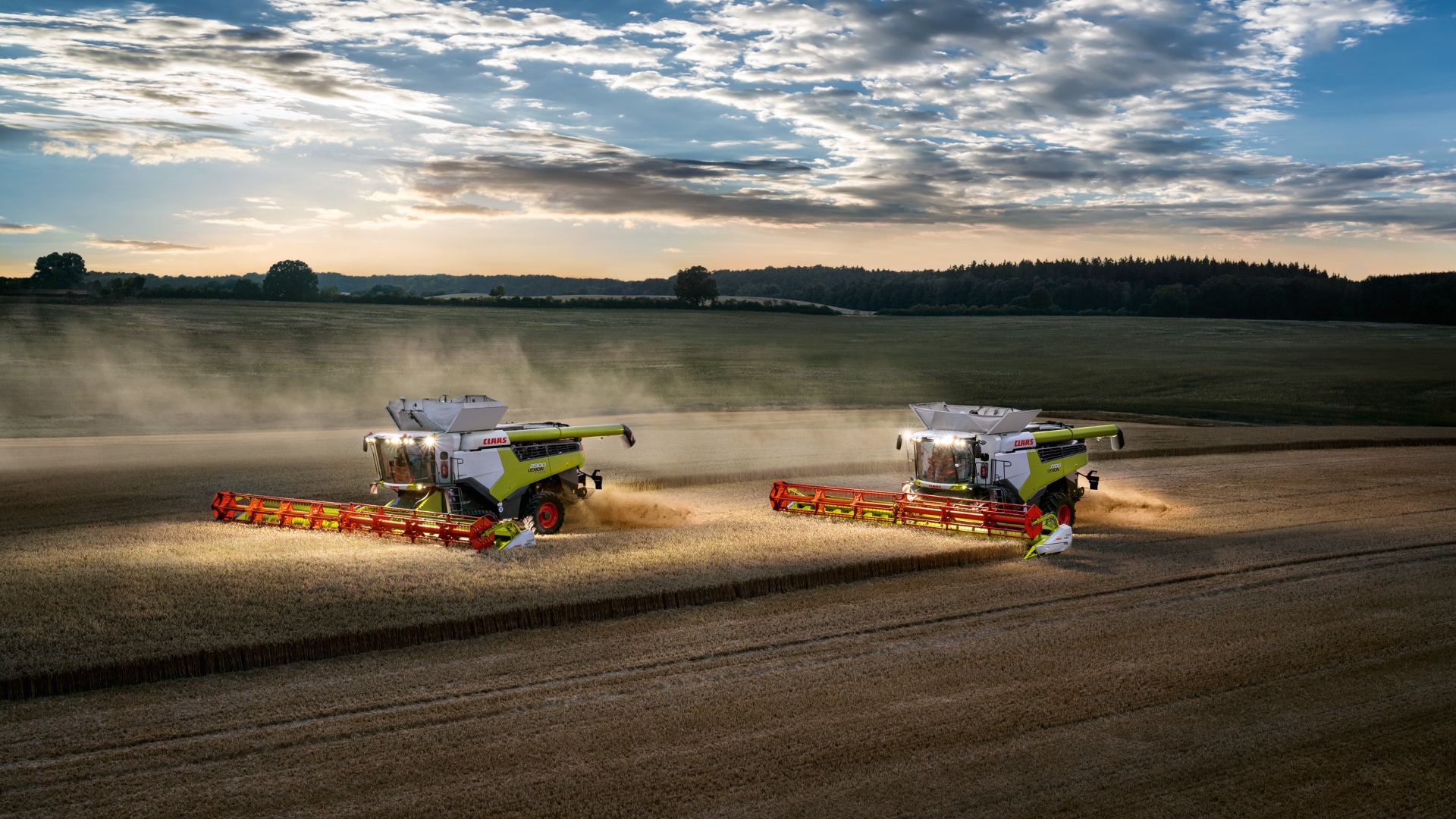 Colheitadeiras CLAAS Lexion em operação ao entardecer